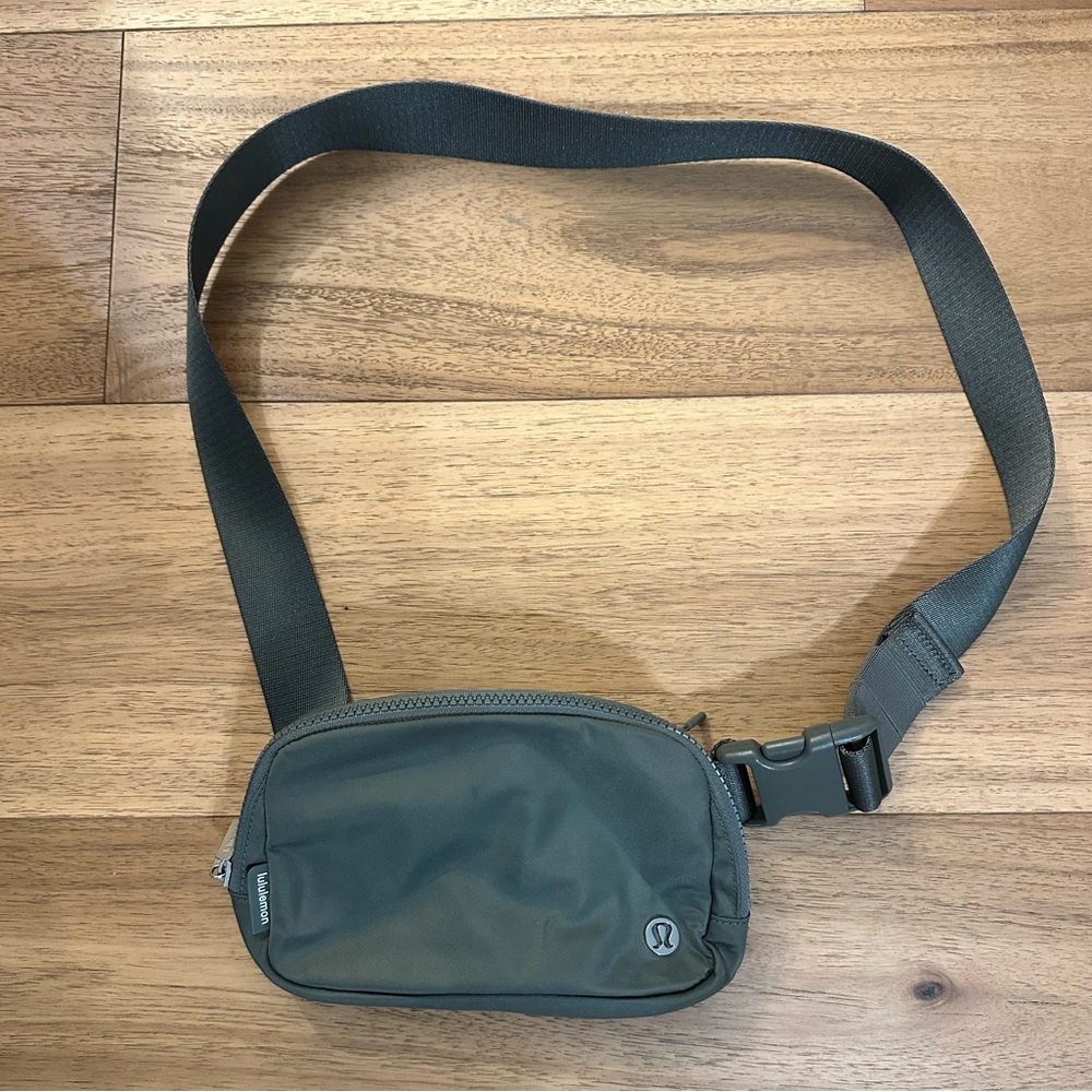 Lululemon Everywhere Belt Bag 1L in Grey Sage